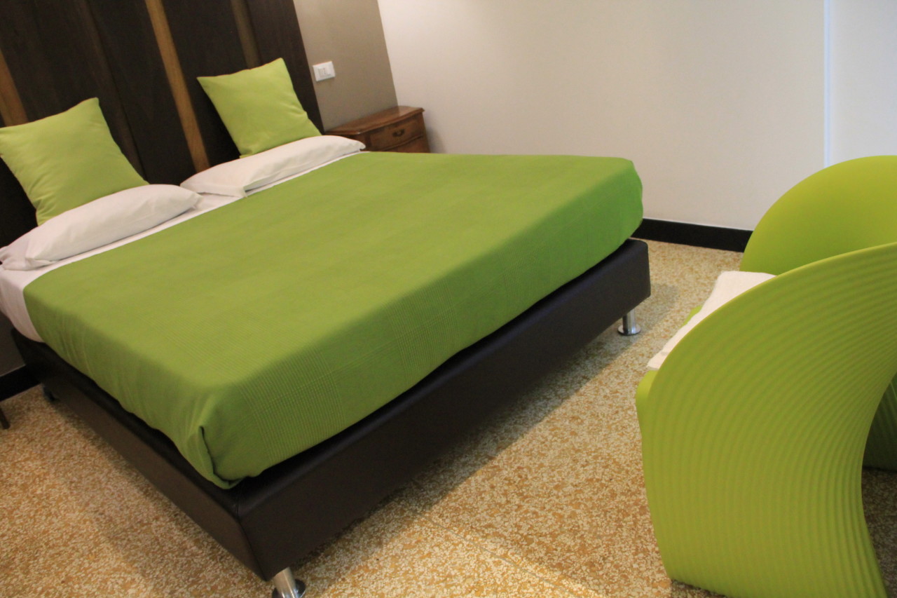 http://www.hotelbologna.genova.it/wp-content/uploads/2014/05/Camera-wood-room16.jpg