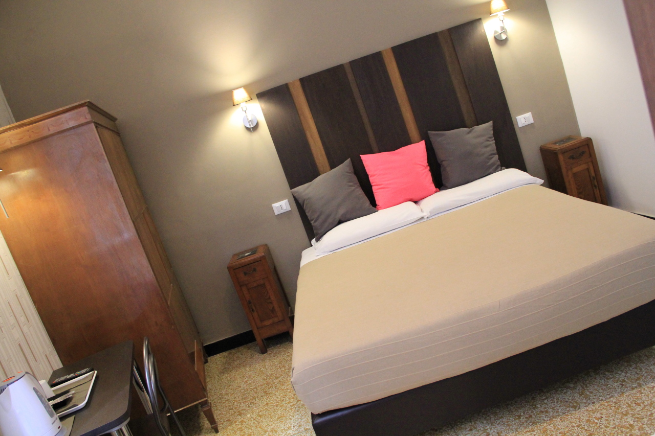 http://www.hotelbologna.genova.it/wp-content/uploads/2014/05/Camera-wood-room2.jpg