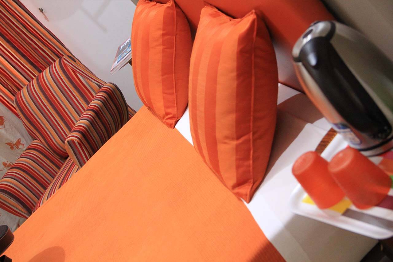 http://www.hotelbologna.genova.it/wp-content/uploads/2017/08/orange-room-3.jpg