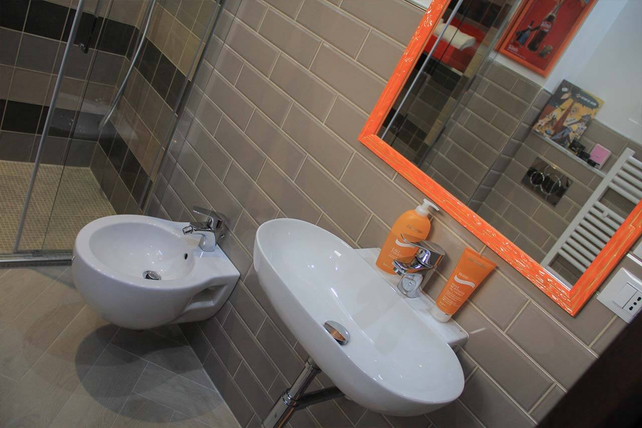 http://www.hotelbologna.genova.it/wp-content/uploads/2017/08/orange-room-design-genova4.jpg